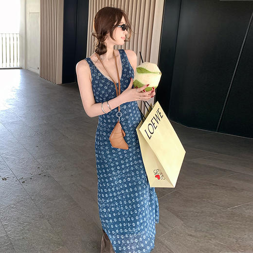 西遇碎花吊带连衣裙女夏季新款法式度假风修身v领收腰长裙SS150232/SS150233 商品图3