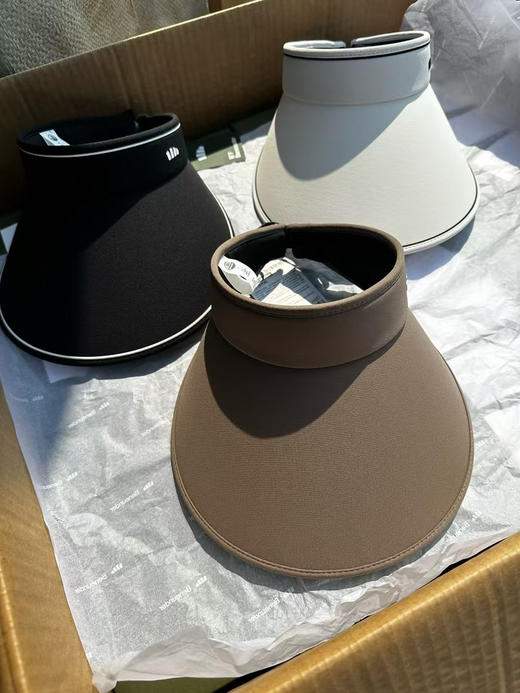 正品蕉下防晒空顶卷帽，全正品礼盒装。
颜色：漫暮黑、霜奶白，生巧棕
紫外线隔阻率≥99.99%
UPF50➕
夏日推荐搭配
官网179 商品图2