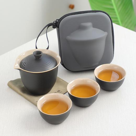【说走就走❗️快客杯旅行茶具】投茶入壶简化泡茶，一体式旅行收纳设计，内壁洁白通透，易清洗，户外便携式一壶三杯陶瓷旅行茶具收纳包QQ 商品图1