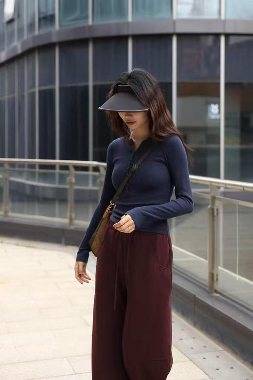 正品蕉下防晒空顶卷帽，全正品礼盒装。
颜色：漫暮黑、霜奶白，生巧棕
紫外线隔阻率≥99.99%
UPF50➕
夏日推荐搭配
官网179 商品图8