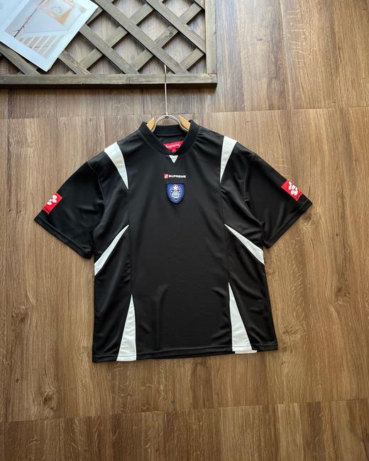 Supreme FW24 WEEK10 Crest Soccer Jersey 胸前徽章图案网状短袖足球衣 ！！ 商品图0
