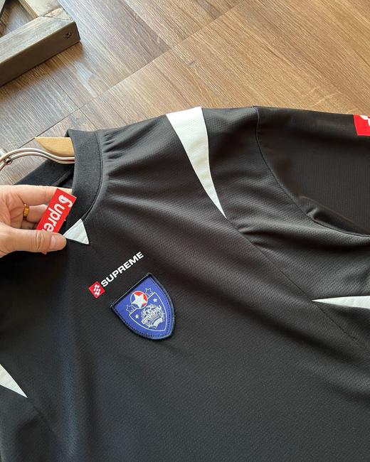 Supreme FW24 WEEK10 Crest Soccer Jersey 胸前徽章图案网状短袖足球衣 ！！ 商品图5