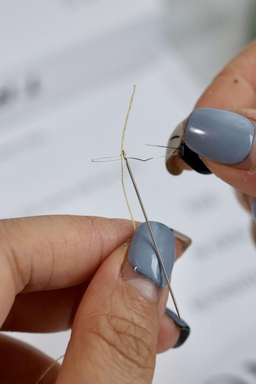 年后发！家庭必备❗️同品质💰79.8！【高档针线盒21件套】纱剪+顶针+穿针器+16卷线+针盒+量衣尺！ABS材质，外盒防水防潮耐用；双层分区收纳，应有尽有，所有工具1秒找到 商品图6