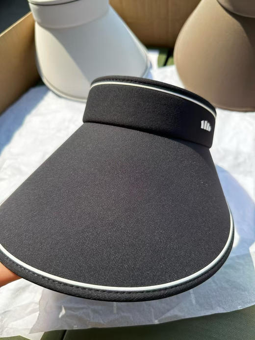 正品蕉下防晒空顶卷帽，全正品礼盒装。
颜色：漫暮黑、霜奶白，生巧棕
紫外线隔阻率≥99.99%
UPF50➕
夏日推荐搭配
官网179 商品图9