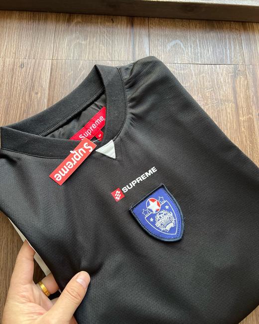 Supreme FW24 WEEK10 Crest Soccer Jersey 胸前徽章图案网状短袖足球衣 ！！ 商品图7
