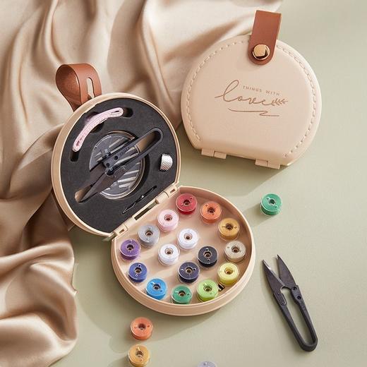 年后发！家庭必备❗️同品质💰79.8！【高档针线盒21件套】纱剪+顶针+穿针器+16卷线+针盒+量衣尺！ABS材质，外盒防水防潮耐用；双层分区收纳，应有尽有，所有工具1秒找到 商品图7