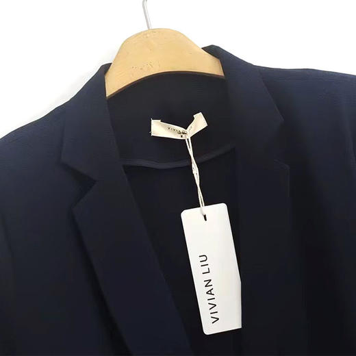 VIVIAN LIU薇薇安刘R2423105女装新款时尚翻领一粒扣圆摆西装 商品图3