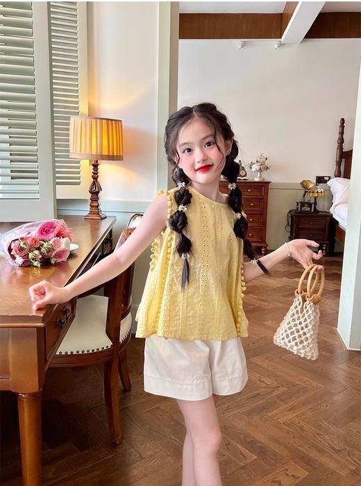 🌴甜趣穿搭来袭 |一键开启萌娃度假模式❗️【吉米故事▪️甜心假日镂空背心套装】被女儿萌化❗️黄色镂空无袖上衣 + 棉球花边，甜翻啦🥰 🍧简约的黄色无袖版型 商品图3