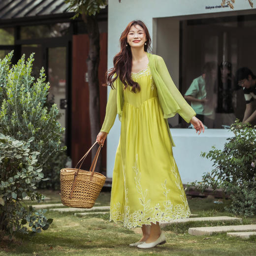 【林栖设计小店】（部分尺码现货）【林栖推荐】2025年春夏新品多色时尚优雅百搭气质镂空绣花绿色吊带连衣裙女N1952305 商品图6