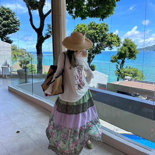 2025新品   软软同款【慵懒假日】设计感薄款斜肩印花刺长袖T恤+碎花拼接半裙 商品图1