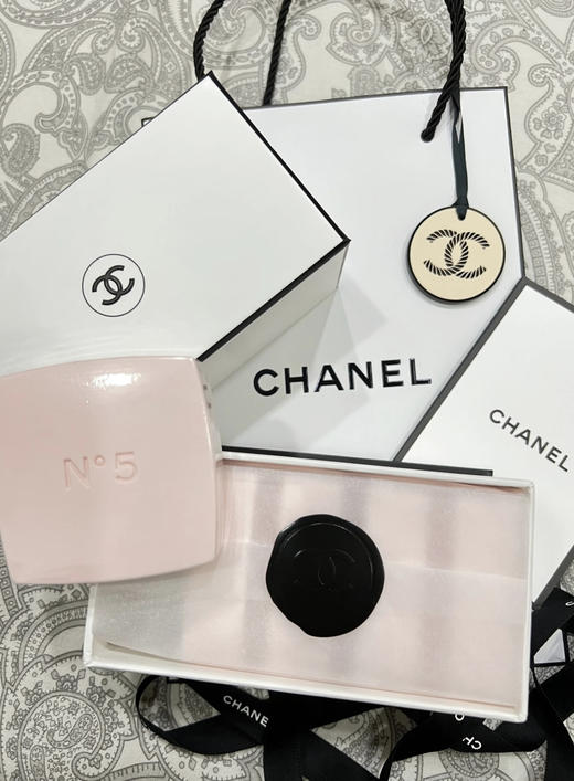 限量!限量!限量!【CHANEL N°5 限量版香水皂 礼套盒】❤你永远可以相信香奈儿5号 一套5块x75g，粉嫩的颜色很可爱呀 沉甸甸一盒很有分量?盒子里有小分隔不怕受潮 商品图1