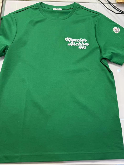 纯原 Moncler盟可睐 刺绣款纯棉T恤

丝柔棉，万针精密刺绣，袖口蒙口logo，

奢侈品独家有一份，恬静气质～ 

S-xxl，绿色，藏青色 商品图2