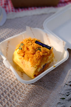 咸蛋黄肉松毛巾卷