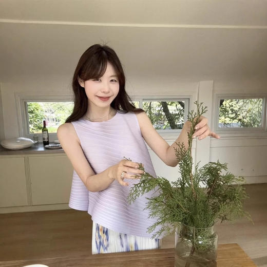 三宅褶皱上衣！2025新款小众设计感女装！A字不规则薄款无袖圆领T恤女款！ 商品图3