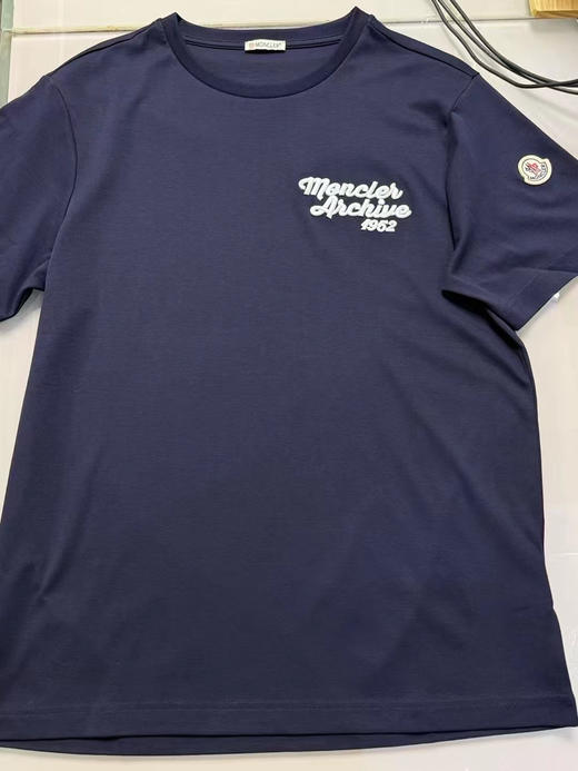 纯原 Moncler盟可睐 刺绣款纯棉T恤

丝柔棉，万针精密刺绣，袖口蒙口logo，

奢侈品独家有一份，恬静气质～ 

S-xxl，绿色，藏青色 商品图1