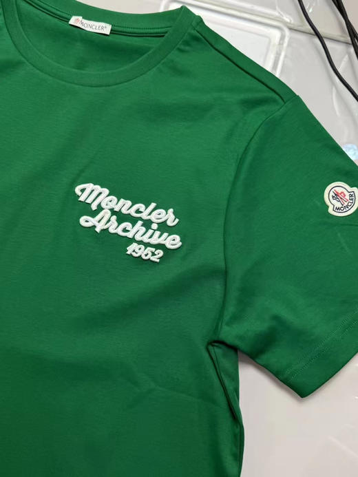 纯原 Moncler盟可睐 刺绣款纯棉T恤

丝柔棉，万针精密刺绣，袖口蒙口logo，

奢侈品独家有一份，恬静气质～ 

S-xxl，绿色，藏青色 商品图6