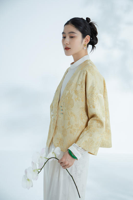 荷言HEYEN 晨曦 真丝羊毛芥黄色蔷薇提花新中式外套手工串珠高定系列 商品图4