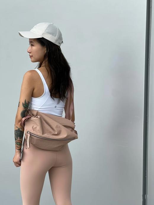 点此购买 lululemon露露女士运动瑜伽健身斜挎单双肩背包 st 316247 商品图12