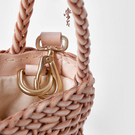 学古迷你全手工牛皮编织皮包 水桶包可斜挎三色可选手工编织 原色 扭花编袋 商品图3