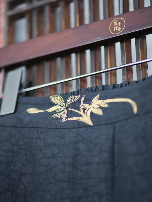 盛唐牡丹| 真丝龟纹香云纱手推盘金绣女裤 商品图1