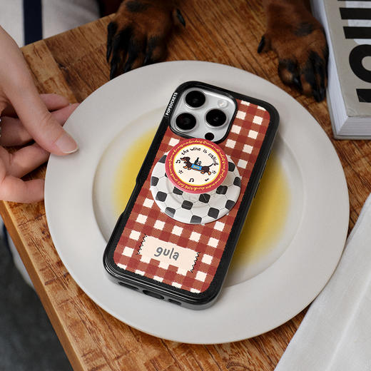 【上菜了! À Table!】腊肠送餐员·MagSafe圆啪嗒 PopSockets x gula 联名系列 MAGSAFE磁吸手机气囊支架 Round圆啪嗒系列 白色 小狗 格纹 卡通 商品图1