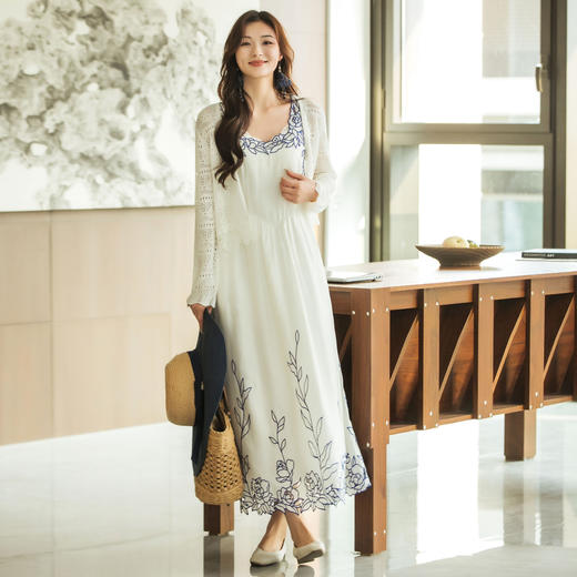 【林栖设计小店】（部分尺码现货）【林栖推荐】2025年春夏新品多色时尚优雅百搭气质镂空绣花绿色吊带连衣裙女N1952305 商品图10