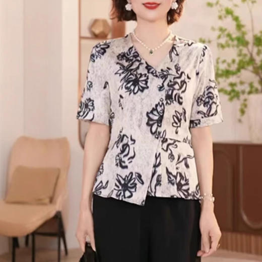 SMZ363912025夏季新款洋气印花大码女时尚洋气上衣V领高级感百搭妈妈小衫 商品图1