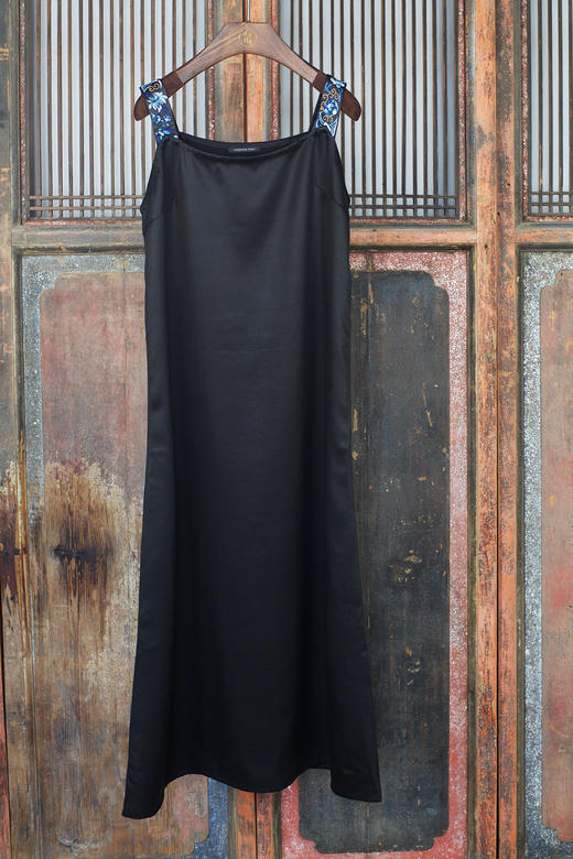 盛唐牡丹| 重缎香云纱手推绣吊带裙 商品图0