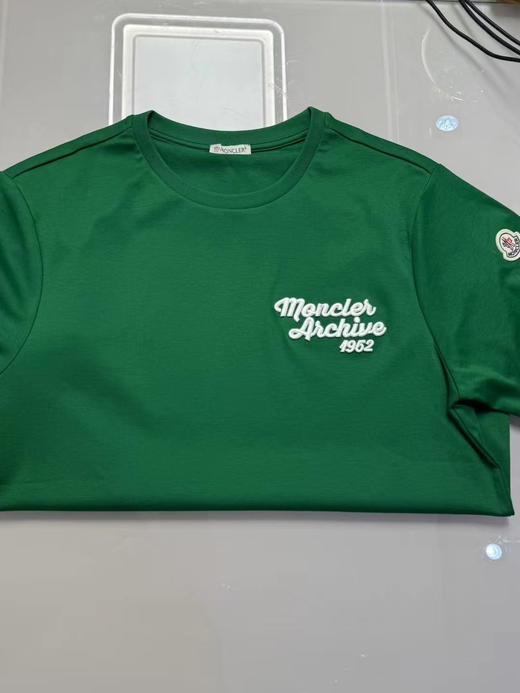 纯原 Moncler盟可睐 刺绣款纯棉T恤

丝柔棉，万针精密刺绣，袖口蒙口logo，

奢侈品独家有一份，恬静气质～ 

S-xxl，绿色，藏青色 商品图7