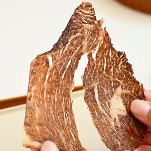【薄脆牛肉干】北纬47°黄金牧场的谷饲黄牛后腿肉，5斤新鲜牛肉=1斤牛肉薄脆，整片手工原切拒绝拼接肉，配料表只有牛肉和盐，自然风干技术+48小时低温慢烤，拒绝科技与狠活。 商品图3