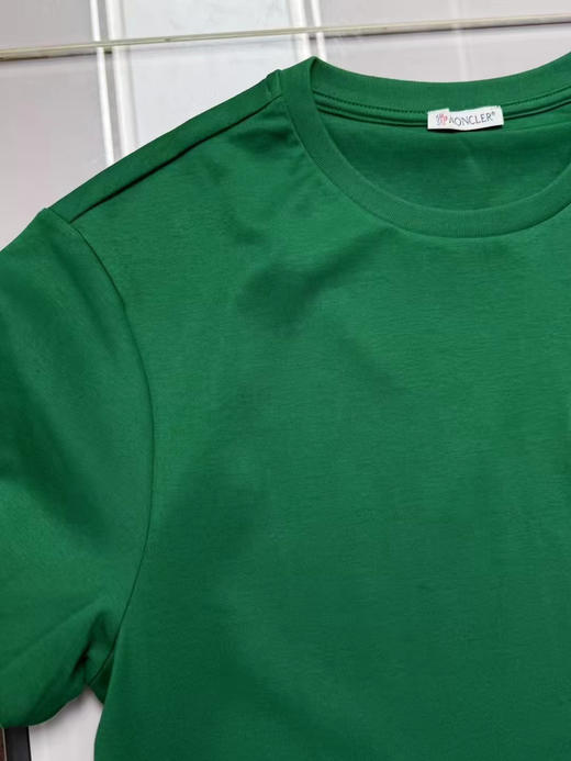 纯原 Moncler盟可睐 刺绣款纯棉T恤

丝柔棉，万针精密刺绣，袖口蒙口logo，

奢侈品独家有一份，恬静气质～ 

S-xxl，绿色，藏青色 商品图5