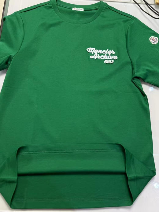 纯原 Moncler盟可睐 刺绣款纯棉T恤

丝柔棉，万针精密刺绣，袖口蒙口logo，

奢侈品独家有一份，恬静气质～ 

S-xxl，绿色，藏青色 商品图3