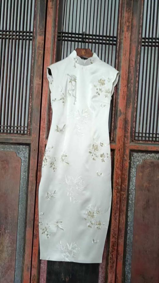 盛唐牡丹| 梅竹蝶手推绣真丝花瓣领旗袍裙 商品图0