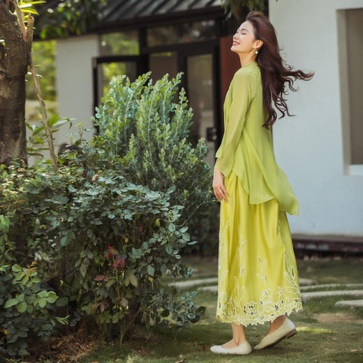 【林栖设计小店】（部分尺码现货）【林栖推荐】2025年春夏新品多色时尚优雅百搭气质镂空绣花绿色吊带连衣裙女N1952305 商品图5