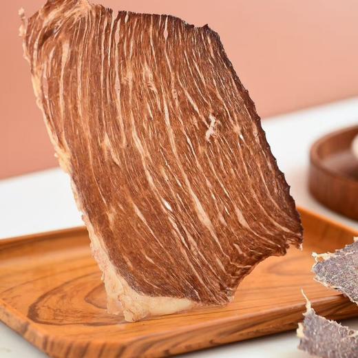 【薄脆牛肉干】北纬47°黄金牧场的谷饲黄牛后腿肉，5斤新鲜牛肉=1斤牛肉薄脆，整片手工原切拒绝拼接肉，配料表只有牛肉和盐，自然风干技术+48小时低温慢烤，拒绝科技与狠活。 商品图5