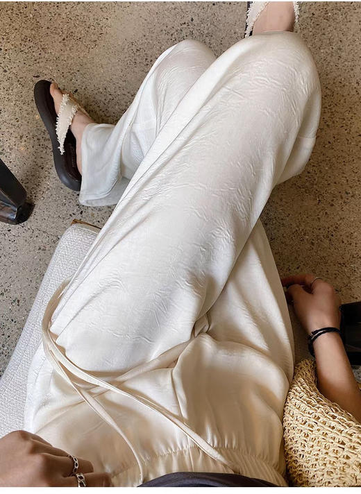 送8元退货运费【新中式醋酸缎面阔腿裤】清冷又不失高级 新中式高级感!看不腻的东方美学～ 冰丝醋酸材质△触感丝滑凉爽，轻薄透气 垂感十足，垂感直筒版型 商品图4