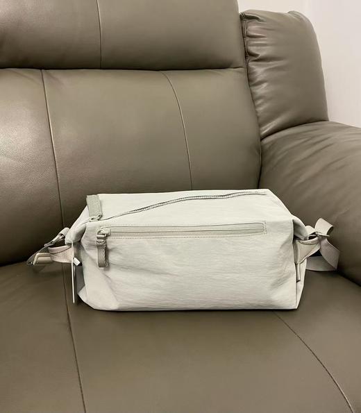 点此购买 lululemon露露女士运动瑜伽健身斜挎单双肩背包 st 316247 商品图14