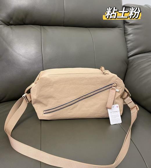 点此购买 lululemon露露女士运动瑜伽健身斜挎单双肩背包 st 316247 商品图4