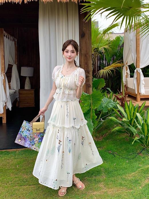 张心子【花田小镇】田园风气质刺绣碎花显瘦两件套套装 U2504067 商品图5