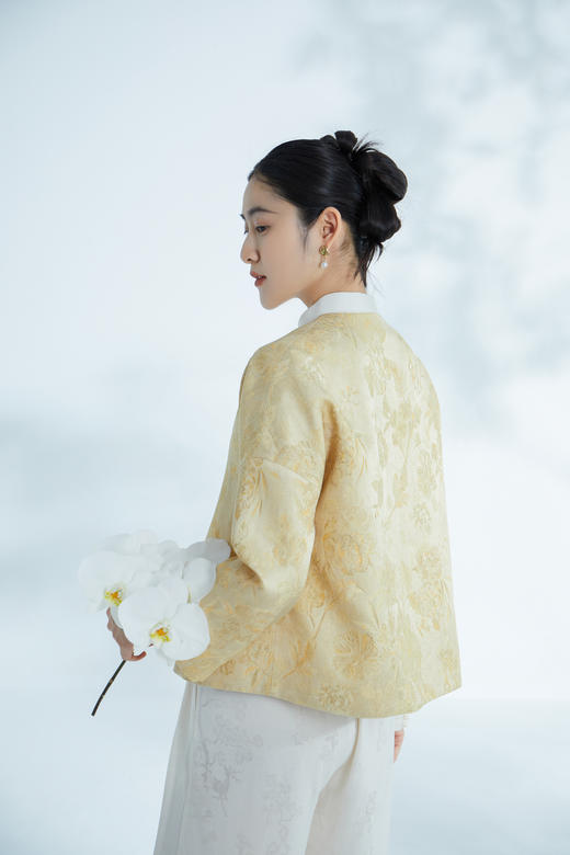 荷言HEYEN 晨曦 真丝羊毛芥黄色蔷薇提花新中式外套手工串珠高定系列 商品图3