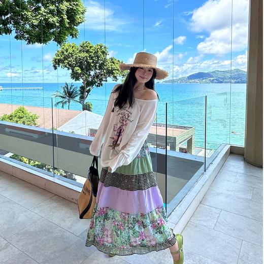 2025新品   软软同款【慵懒假日】设计感薄款斜肩印花刺长袖T恤+碎花拼接半裙 商品图2