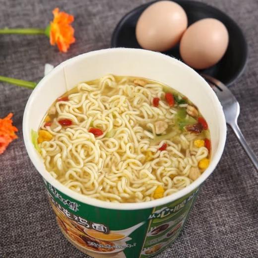 康师傅 香菇炖鸡面油炸方便面 105g(面饼85g+配料20g)/桶 商品图1