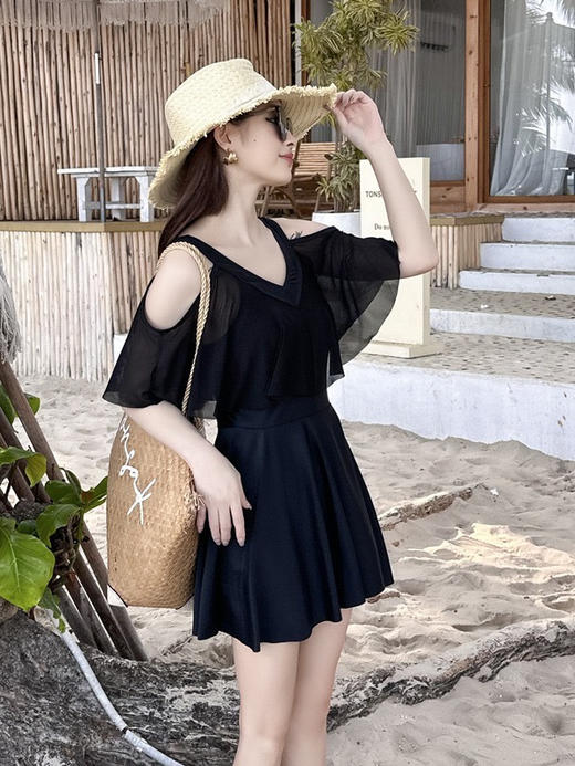 【V领露肩沙滩泳衣】 神仙小黑裙泳衣 上身直接瘦五斤保守又带点小性感!!自带安全裤胸垫不走光 收腰设计 显得比例巨好 遮胯宽遮肚肚遮手臂肉肉 讲真我不说谁能知道这是泳衣 商品图3