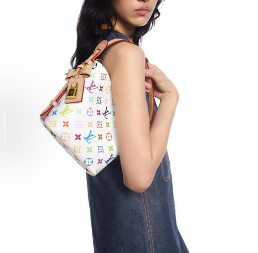 顶级免税版 VIP专柜体验 收到即官网同样 LV白三彩 村上隆联名款ALL IN BB水桶包 第一眼就直接沦陷太美了！ 容量很大 保温杯折叠雨伞可以装下 里面还配了个零钱包 可以挂在包包也可以单独使用 商品图4