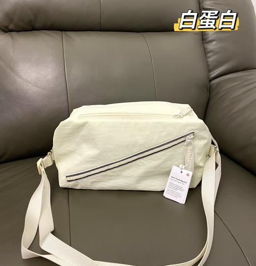 点此购买 lululemon露露女士运动瑜伽健身斜挎单双肩背包 st 316247 商品图5