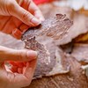 【薄脆牛肉干】北纬47°黄金牧场的谷饲黄牛后腿肉，5斤新鲜牛肉=1斤牛肉薄脆，整片手工原切拒绝拼接肉，配料表只有牛肉和盐，自然风干技术+48小时低温慢烤，拒绝科技与狠活。 商品缩略图0