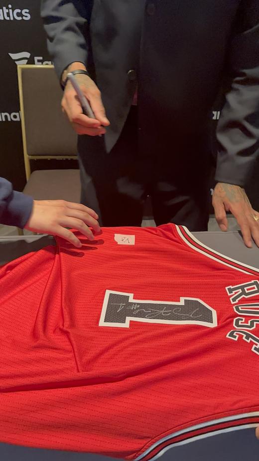 收藏系列 德里克罗斯 公牛队1号 红色球迷版 “2011 NBA MVP铭文” 亲笔签名球衣 商品图3