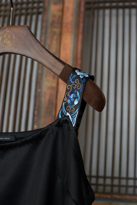 盛唐牡丹| 重缎香云纱手推绣吊带裙 商品图1