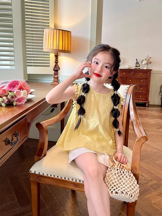 🌴甜趣穿搭来袭 |一键开启萌娃度假模式❗️【吉米故事▪️甜心假日镂空背心套装】被女儿萌化❗️黄色镂空无袖上衣 + 棉球花边，甜翻啦🥰 🍧简约的黄色无袖版型 商品图4