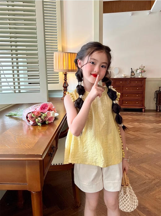 🌴甜趣穿搭来袭 |一键开启萌娃度假模式❗️【吉米故事▪️甜心假日镂空背心套装】被女儿萌化❗️黄色镂空无袖上衣 + 棉球花边，甜翻啦🥰 🍧简约的黄色无袖版型 商品图1